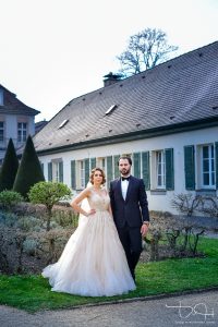 Außergewoehnliches, Modernes Brautschooting mit dem Hochzeitsfotografen im Garten der Orangerie Ansbach.