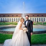 Braut und Braeutigam im schoenen Garten der Orangerie Ansbach fotografiert vom Hochzeits Fotografen.