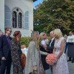 Gratulationen nach der Trauung festgehalten vom Hochzeits Fotografen aus Nuernberg.