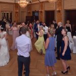 Die Hochzeitsgesellschaft tanzt sich in Partylaune, fotografiert vom Hochzeitsfotografen aus Nuernberg