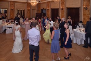 Die Hochzeitsgesellschaft tanzt sich in Partylaune, fotografiert vom Hochzeitsfotografen aus Nuernberg