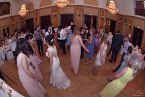 Der Hochzeitsfotograf faengt die Stimmung auf der Tanzflaeche im Grand Hotel Nuernberg ein