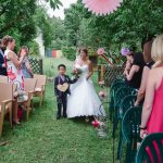 Das Warten hat sich gelohnt! Die Braut verzaubert die Hochzeitsgaeste. Hochzeitsfotograf fotografiert die Braut im Distlerhof in Leinburg
