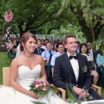 Braut und Braeutigam bei der freien Trauung fotografiert vom Hochzeitsfotografen