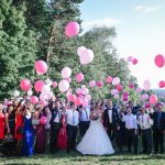 Tolles Gruppenfoto beim Luftballons steigen. Der Hochzeits Fotograf macht Gruppenbilder im Distlerhof.