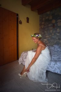 Ist die Braut schon fertig? Euer Hochzeitsfotograf haelt das getting ready fuer euch fest. Der Hochzeitsfotograf in Itlien am Gardasee.