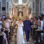 Braut und Braeutigam in der Chiesa San Vincenzo. Der Hochzeitsfotograf macht die Bilder der kirchlichen Trauung in Italien.