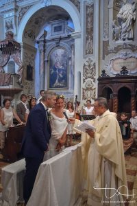 Das Ja-Wort fotografiert der Hochzeitsfotograf in der Chiesa San Vincenzo in Italien.