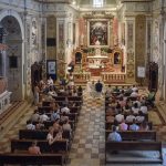 Der Hochzeitsfotograf in der Chiesa San Vincenzi in Italien.