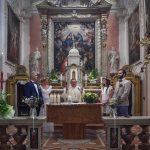 Der Hochzeitsfotograf fotografiert die kirchliche Trauung am Gardasee in Italien.