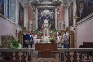 Der Hochzeitsfotograf fotografiert die kirchliche Trauung am Gardasee in Italien.