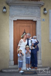 Aus Brautshooting macht der Hochzeitsfotograf auch mal ein Familienshooting. Euer Hochzeitsfotograf aus Nuernberg am Gardasee in Italien.