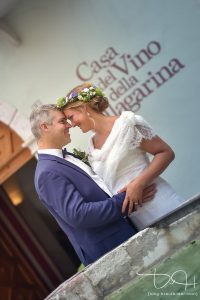 Liebevolle Blicke fotografiert der Hochzeitsfotograf. Hochzeitsbilder am Gardasee mit dem Hochzeitsfotografen.