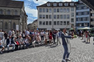 Brautstrauss werfen in der historischen Altstadt von Zuerich. Hochzeitsfotograf macht die Bilder.