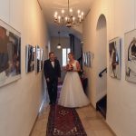 Der Hochzeitsfotograf fotografiert die Braut mit dem Brautvater vor der Trauung im Pfinzingschloss