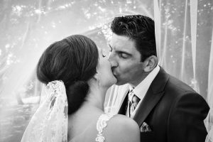 Die Liebe faengt der Hochzeitsfotograf mit der Kamera ein. Hochzeitsfotograf in Zuerich
