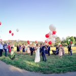 Hochzeitsfotograf fotografiert das steigen der Luftballons. Traumhochzeit in Zuerich mit traumhaften Bildern von dem Hochzeitsfotografen