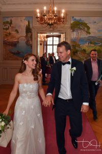 Hochzeitsfotograf macht die Bilder von Braut und Braeutigam im Zivilstandesamt Basel
