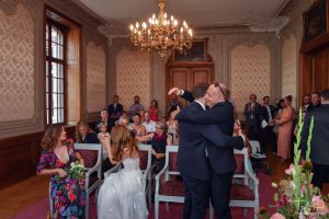 Gratulationen fuer das Brautpaar nach dem Ja-Wort. Festgehalten durch den Hochzeitsfotografen aus Nuernberg