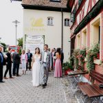 Das Brautpaar vor der Location. Der Hochzeitsfotograf aus Nuernberg im Hotel der Schwan in Schwanstetten