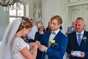 Bräutigam zieht der Braut einen Ring an