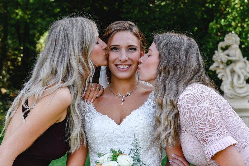 Gruppenbild mit Braut und zwei Freundinnen