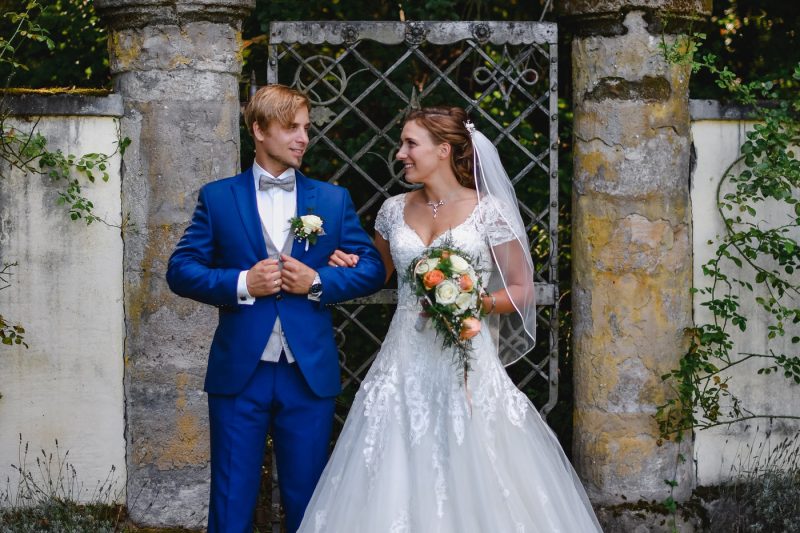 Hochzeitsfoto vor einem schönen Tor des Schlosses