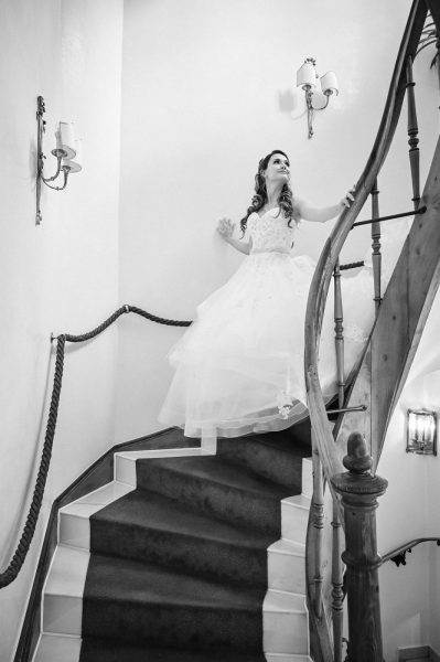 Braut geht die Treppe herunter Foto von: DER Hochzeitsfotograf,