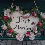Herzförmiges Schild mit Beschriftung "Just Married" Foto von: DER Hochzeitsfotograf, Hochzeit