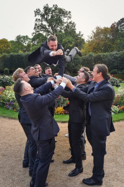 Junggesellen werfen Bräutigam in die Luft Foto von: DER Hochzeitsfotograf,